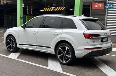 Позашляховик / Кросовер Audi Q7 2019 в 