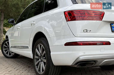 Позашляховик / Кросовер Audi Q7 2018 в 