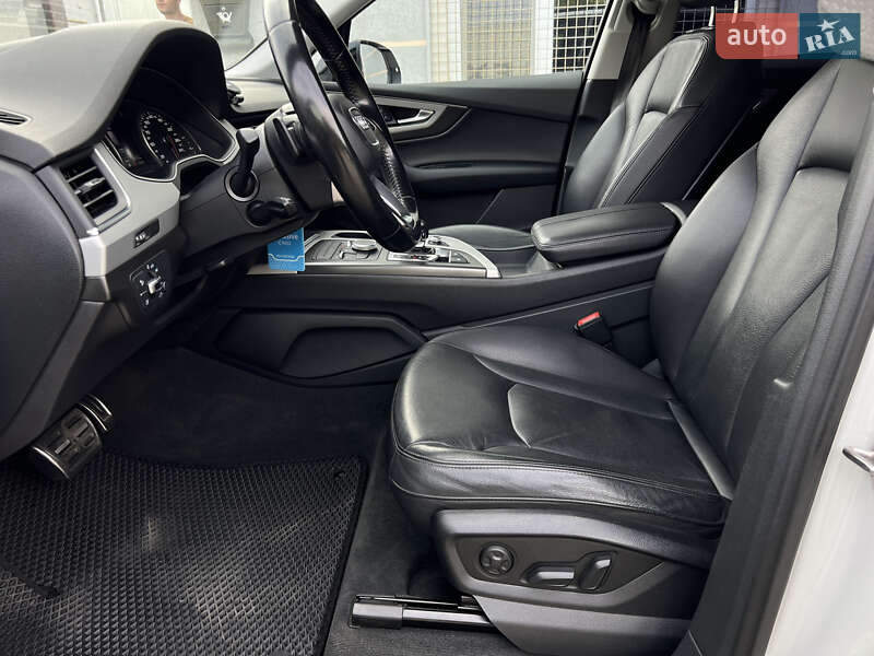 Позашляховик / Кросовер Audi Q7 2017 в Ужгороді