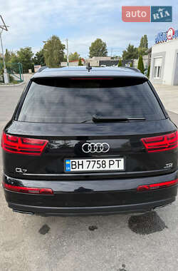 Позашляховик / Кросовер Audi Q7 2017 в 