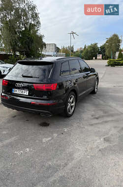 Позашляховик / Кросовер Audi Q7 2017 в 