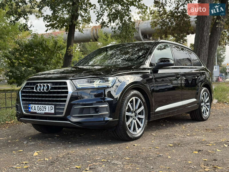 Внедорожник / Кроссовер Audi Q7 2017 в 