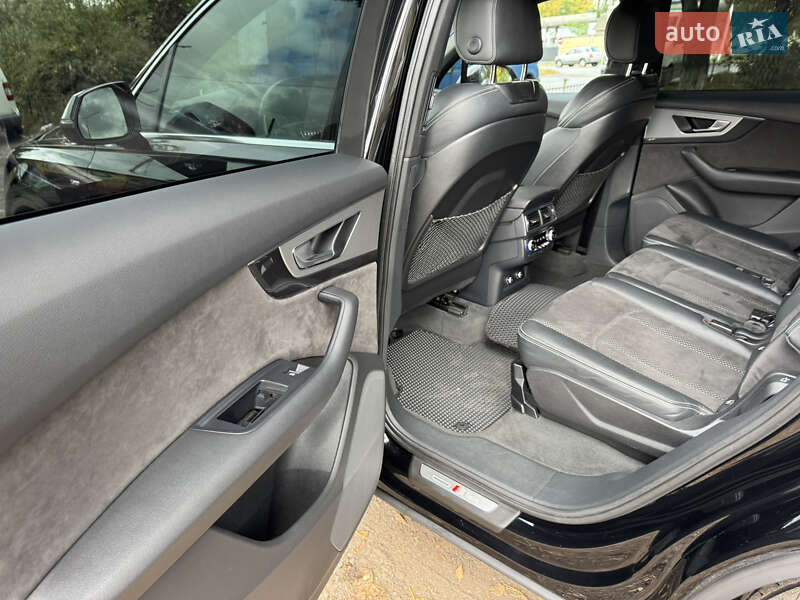 Внедорожник / Кроссовер Audi Q7 2017 в Киеве