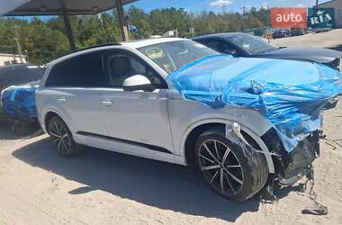 Позашляховик / Кросовер Audi Q7 2021 в 