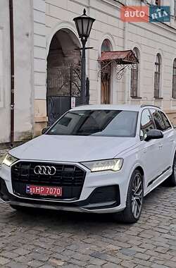 Позашляховик / Кросовер Audi Q7 2020 в 