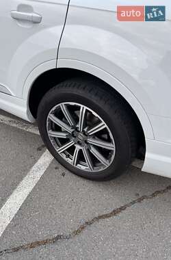 Позашляховик / Кросовер Audi Q7 2019 в 