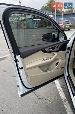 Позашляховик / Кросовер Audi Q7 2019 в 
