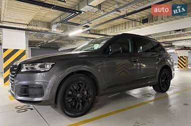 Позашляховик / Кросовер Audi Q7 2018 в 