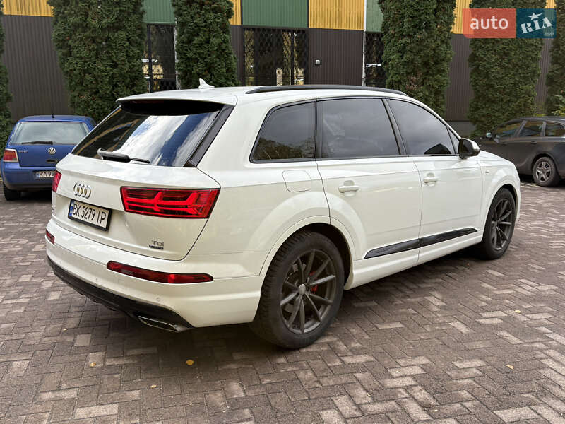 Позашляховик / Кросовер Audi Q7 2015 в Рівному