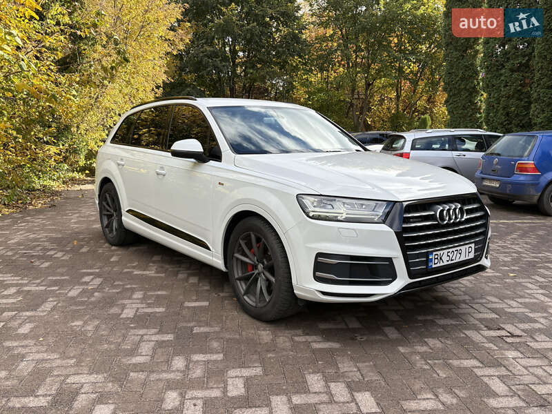 Позашляховик / Кросовер Audi Q7 2015 в Рівному