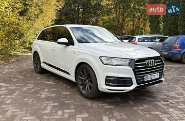 Внедорожник / Кроссовер Audi Q7 2015 в 