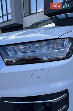Позашляховик / Кросовер Audi Q7 2017 в 