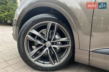 Позашляховик / Кросовер Audi Q7 2015 в 