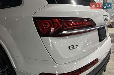 Позашляховик / Кросовер Audi Q7 2020 в 