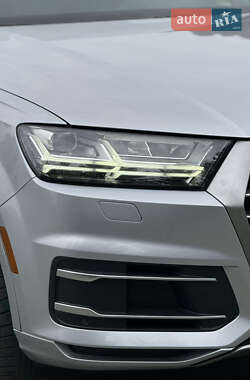Позашляховик / Кросовер Audi Q7 2019 в 