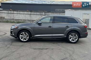 Позашляховик / Кросовер Audi Q7 2021 в 