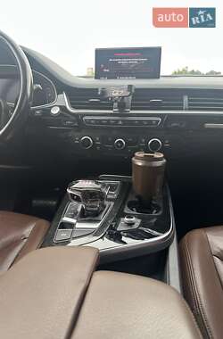 Внедорожник / Кроссовер Audi Q7 2016 в 