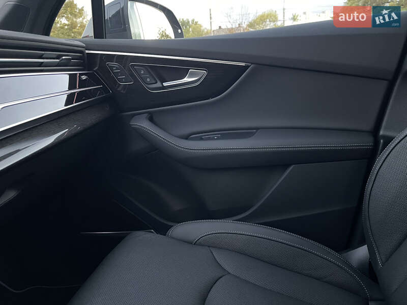 Позашляховик / Кросовер Audi Q7 2024 в Ужгороді