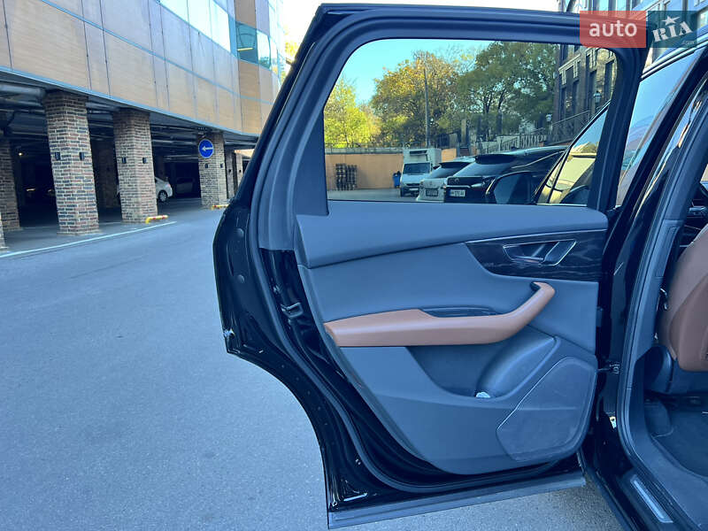 Позашляховик / Кросовер Audi Q7 2020 в Благовіщенську