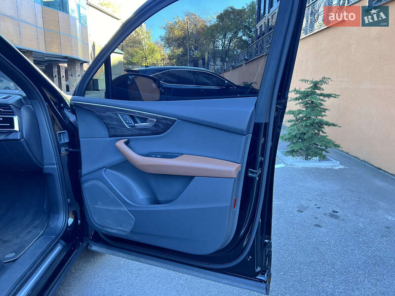 Позашляховик / Кросовер Audi Q7 2020 в Благовіщенську