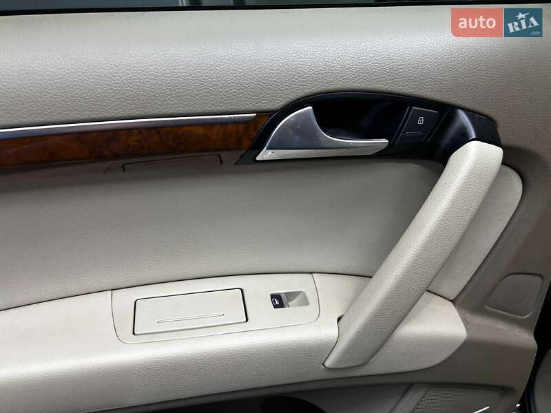 Позашляховик / Кросовер Audi Q7 2013 в Чернівцях