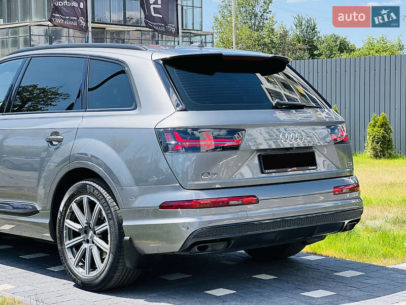 Позашляховик / Кросовер Audi Q7 2017 в Ужгороді