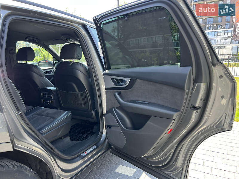 Позашляховик / Кросовер Audi Q7 2017 в Ужгороді