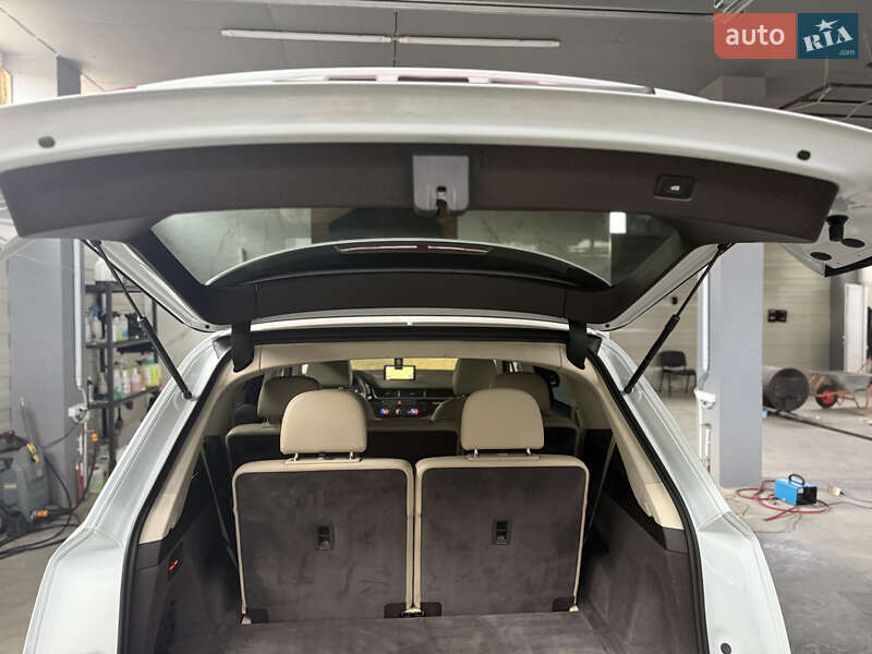 Внедорожник / Кроссовер Audi Q7 2017 в Новояворовске
