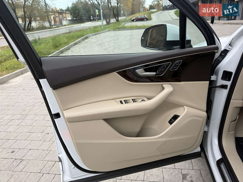 Внедорожник / Кроссовер Audi Q7 2017 в Новояворовске