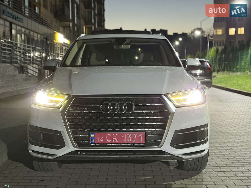 Внедорожник / Кроссовер Audi Q7 2017 в Новояворовске
