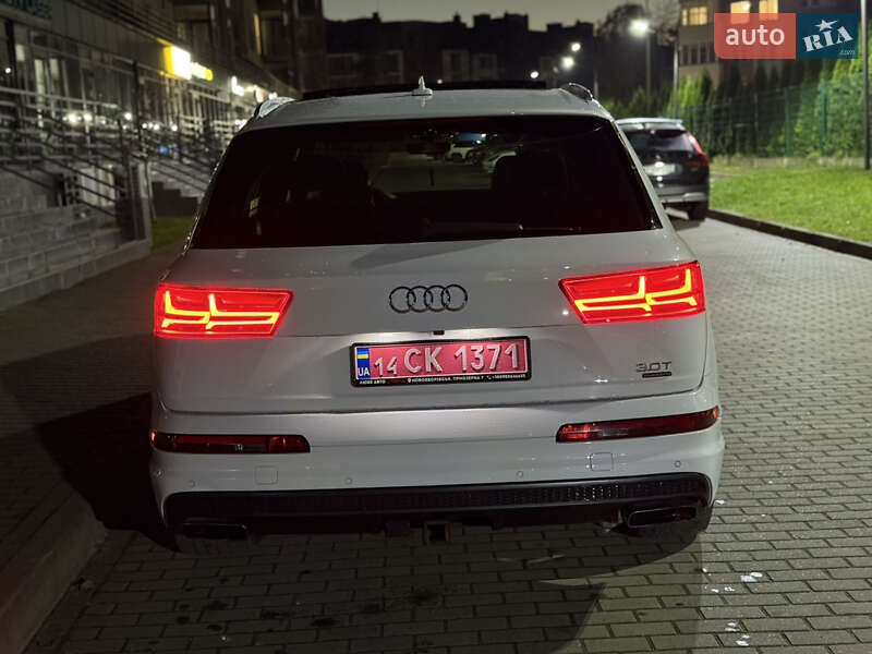 Внедорожник / Кроссовер Audi Q7 2017 в Новояворовске