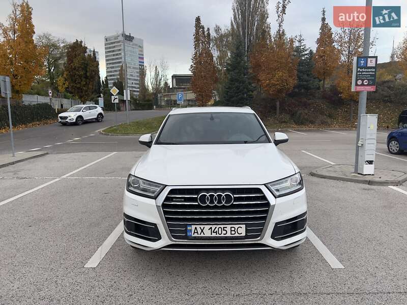 Позашляховик / Кросовер Audi Q7 2017 в Ужгороді