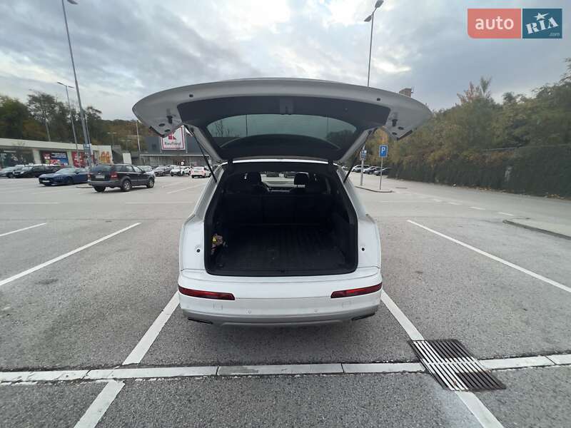 Позашляховик / Кросовер Audi Q7 2017 в Ужгороді
