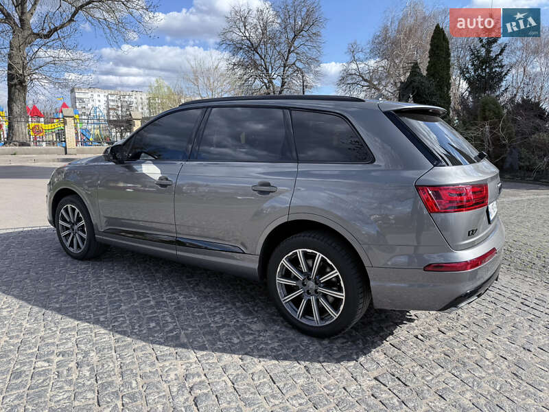 Позашляховик / Кросовер Audi Q7 2016 в Києві