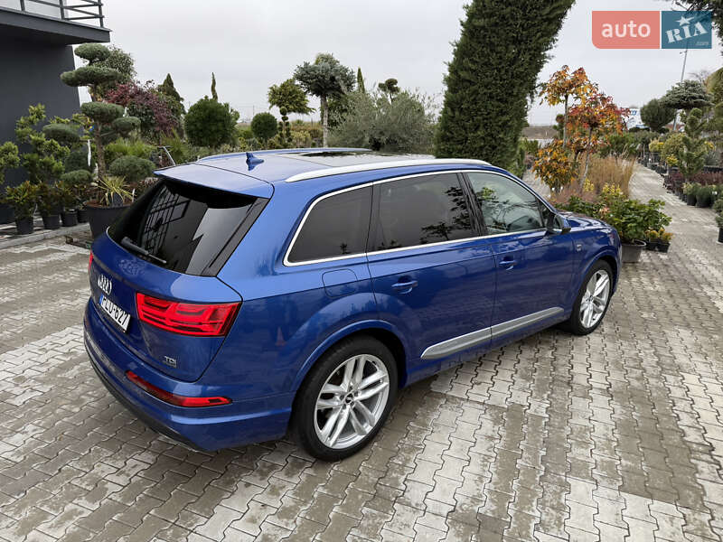 Внедорожник / Кроссовер Audi Q7 2017 в Мукачево