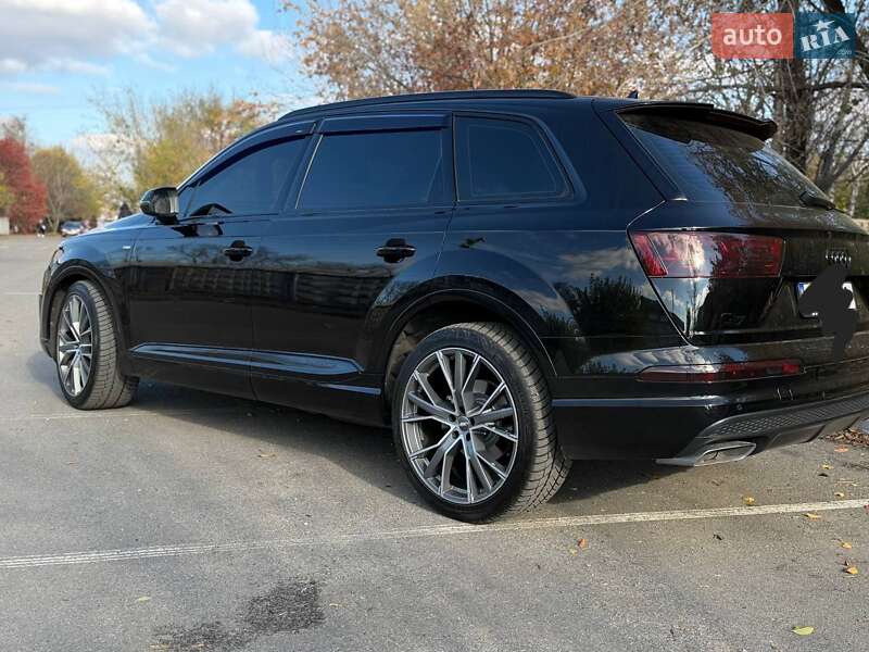 Позашляховик / Кросовер Audi Q7 2016 в Синельниковому