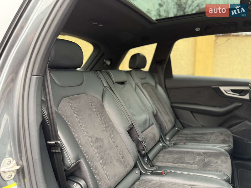 Внедорожник / Кроссовер Audi Q7 2015 в Ужгороде