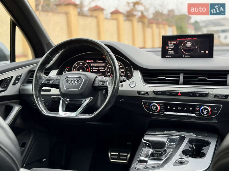 Внедорожник / Кроссовер Audi Q7 2015 в Ужгороде