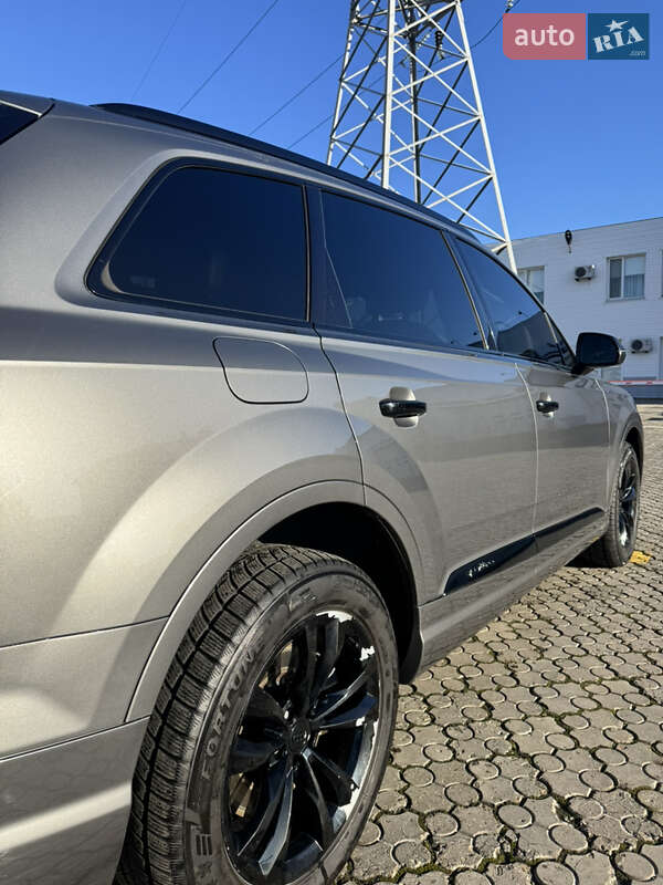 Позашляховик / Кросовер Audi Q7 2016 в Чернівцях