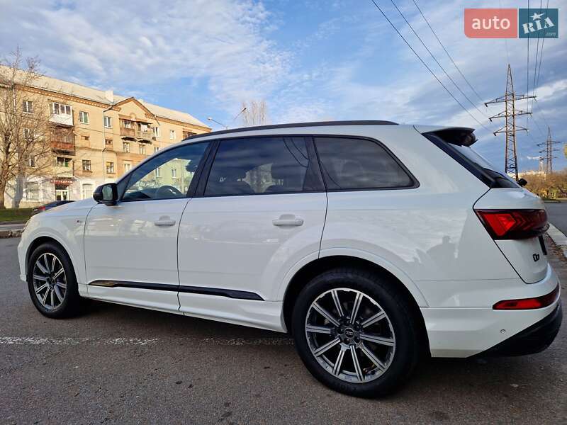 Позашляховик / Кросовер Audi Q7 2023 в Києві