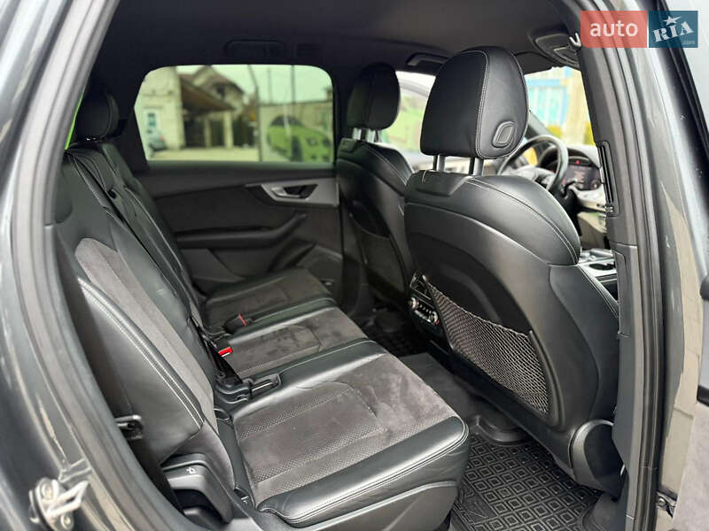 Позашляховик / Кросовер Audi Q7 2016 в Ужгороді