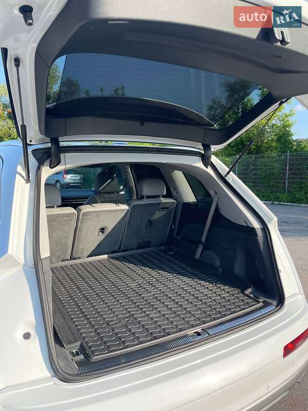 Позашляховик / Кросовер Audi Q7 2017 в Чернівцях