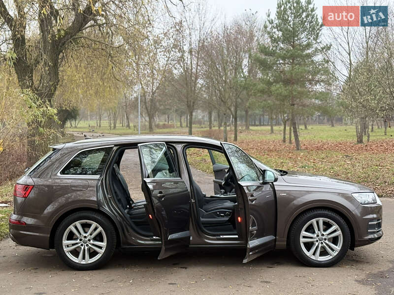 Внедорожник / Кроссовер Audi Q7 2017 в Ровно