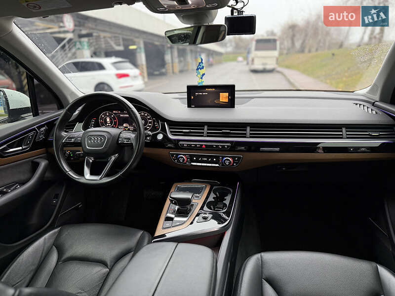 Позашляховик / Кросовер Audi Q7 2016 в Києві