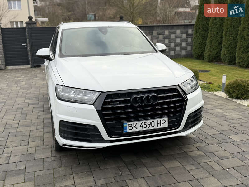 Позашляховик / Кросовер Audi Q7 2017 в Рівному