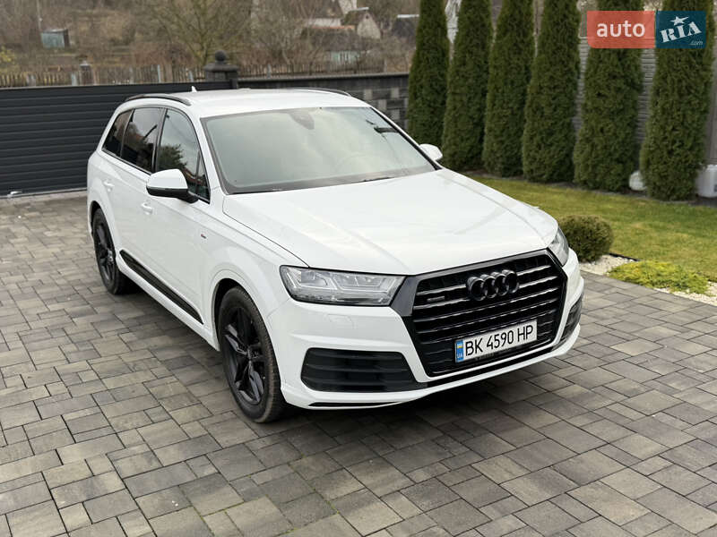 Позашляховик / Кросовер Audi Q7 2017 в Рівному