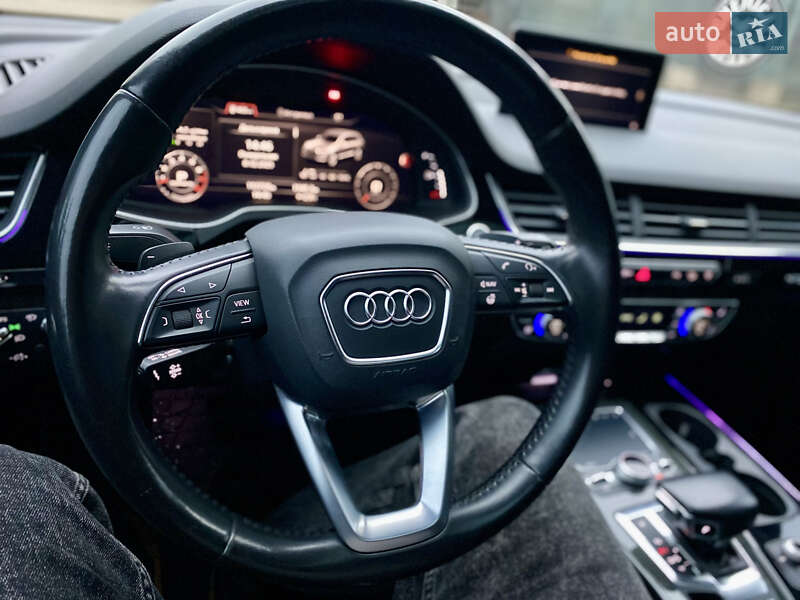 Внедорожник / Кроссовер Audi Q7 2016 в Соленом