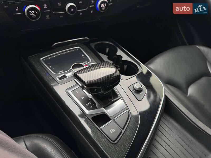 Позашляховик / Кросовер Audi Q7 2017 в Стрию