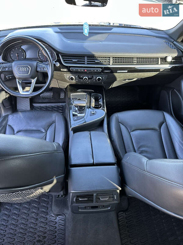 Внедорожник / Кроссовер Audi Q7 2017 в Нововолынске