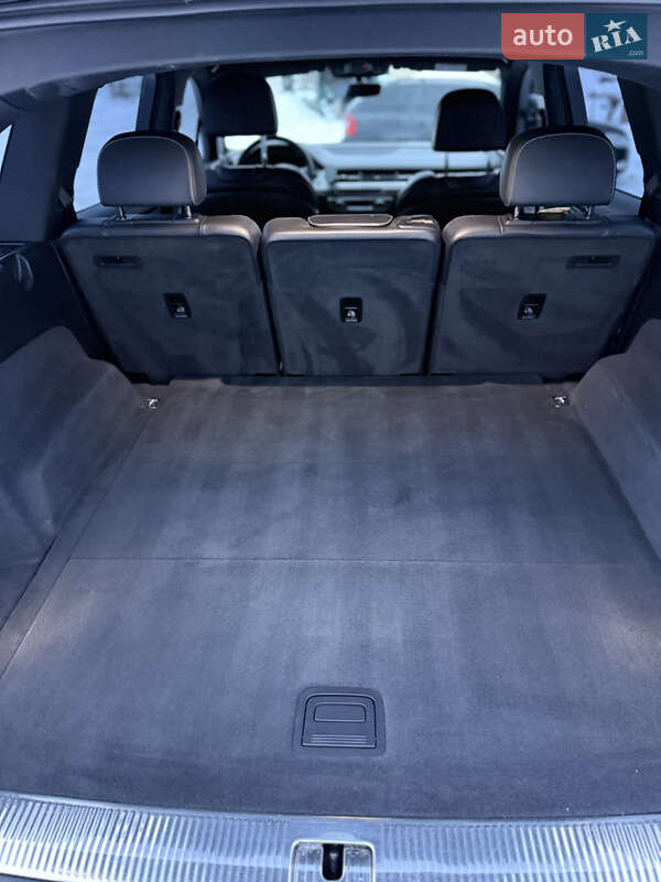 Внедорожник / Кроссовер Audi Q7 2016 в Новояворовске